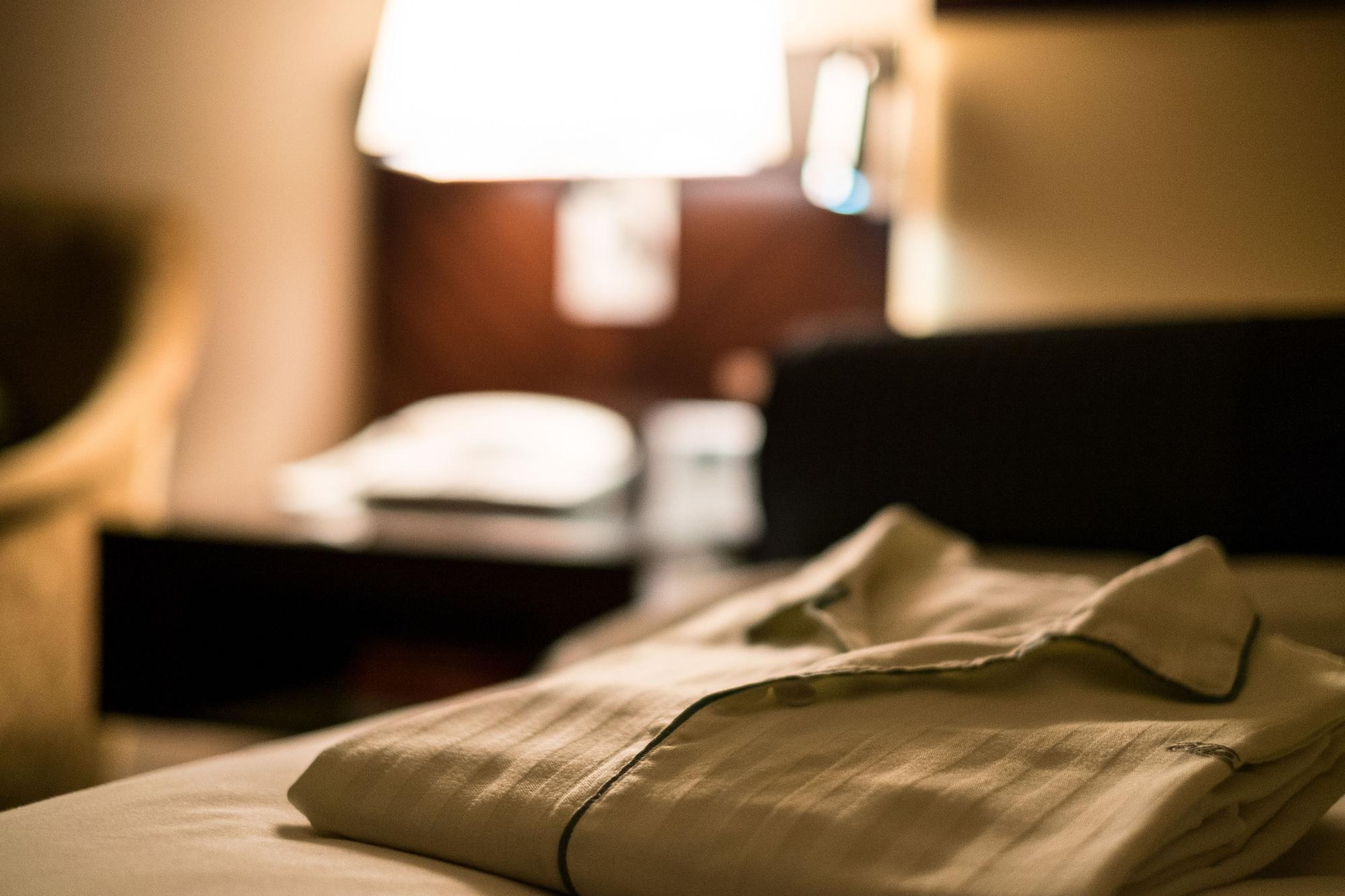 Hotel New Otani Hakata Fukuoka  Buitenkant foto A shirt left on a bed