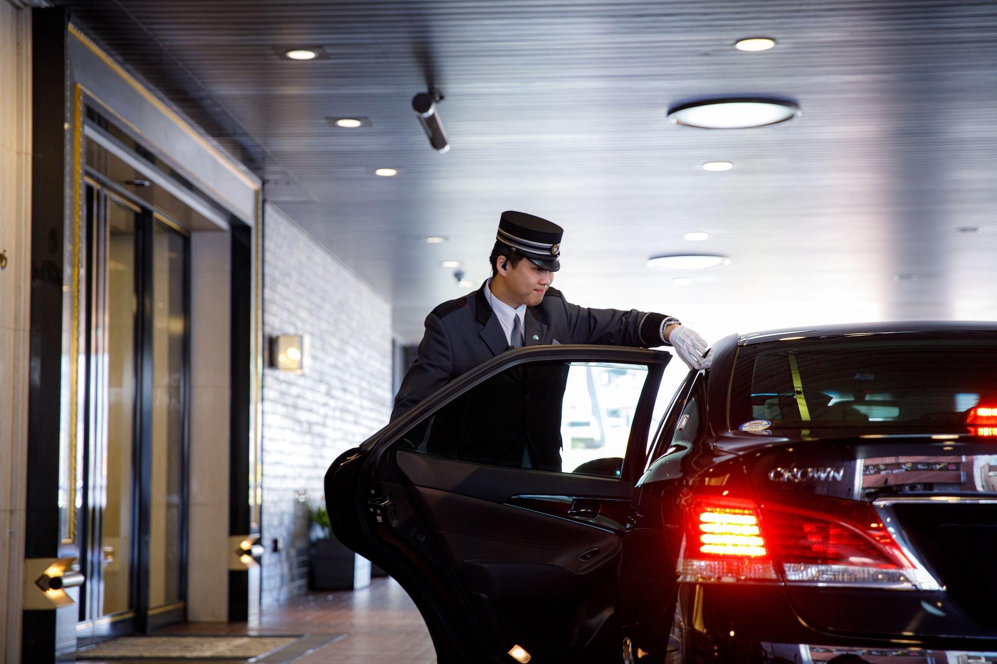 Hotel New Otani Hakata Fukuoka  Buitenkant foto A chauffeur opening a car door