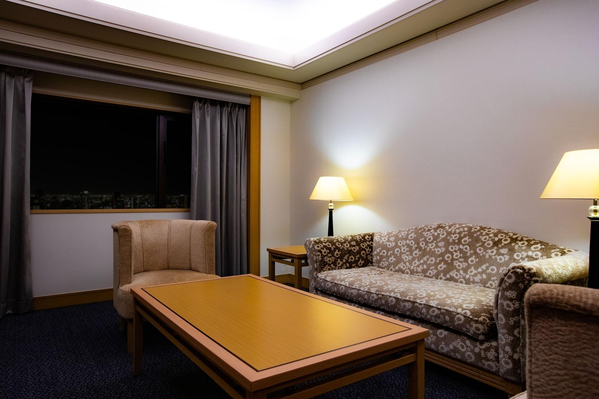 Hotel New Otani Hakata Fukuoka  Buitenkant foto A living room in a suite at the hotel