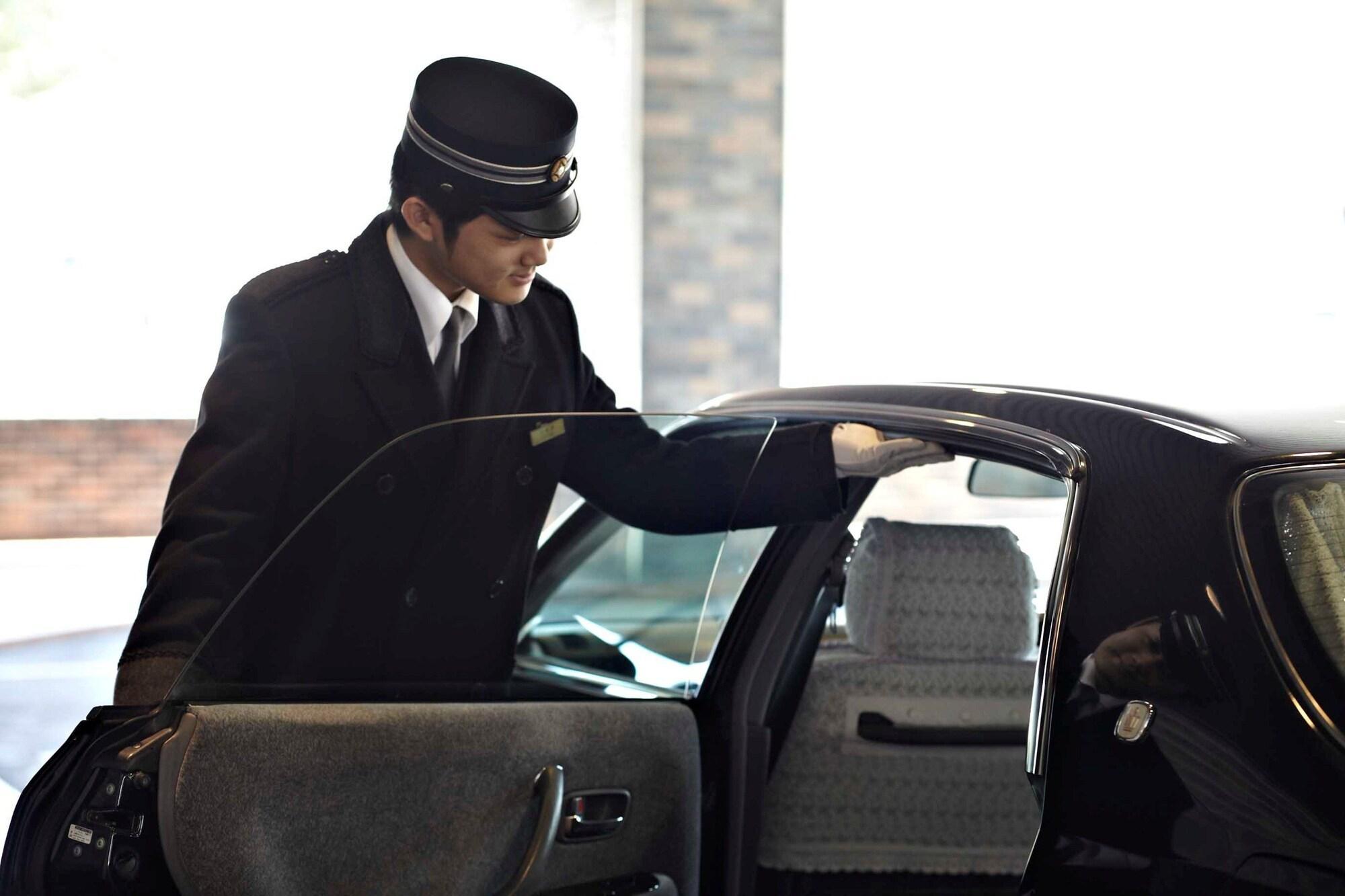 Hotel New Otani Hakata Fukuoka  Buitenkant foto A chauffeur opening a car door