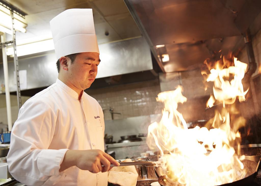 Hotel New Otani Hakata Fukuoka  Buitenkant foto A chef cooking with a wok