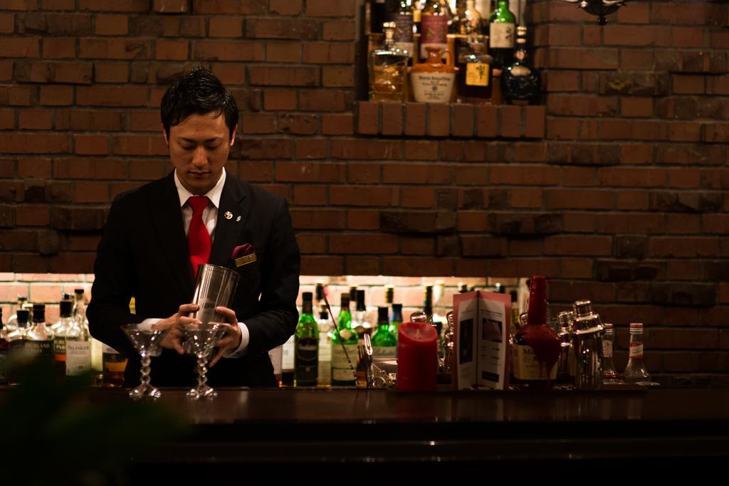 Hotel New Otani Hakata Fukuoka  Buitenkant foto A bartender at work